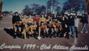 En el plantel campeón del Apertura 1999, puede observarse a Mauricio Allemandi y a Sergio "Miti" Graglia.