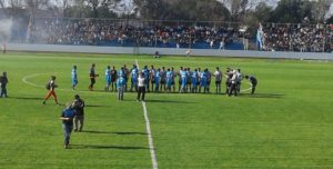 Saludo protocolar de los futbolistas, antes del inicio del partido.