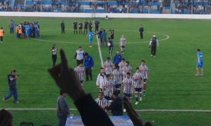 Caras largas en la despedida albiazul, tras la derrota.