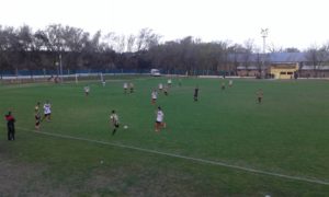 Alex Díaz manejó con criterio la pelota en el mediocampo.