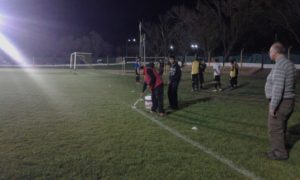 Antes del partido, "Minino" Tisera volvió a pintar la línea de fondo, cuya marca se vio afectada por la humedad.