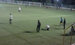 ¿Cambio de botines? Acosta y "Pipo" probaron intercambiar calzado, debido a los resbalones que sufría "Jony" en el campo.