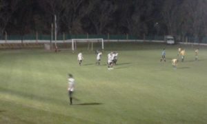 Nuccio festeja el 3-0, ante un rival debilitado por las expulsiones a esa altura del cotejo.