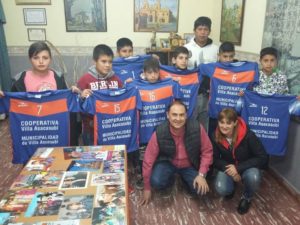 Ayer, los chicos recibieron la indumentaria para participar de la competencia, gestionada por Fernando Salvi y Zully Fonseca.