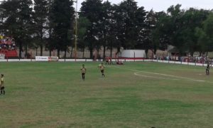 Agrario festeja el gol de Simón Serquetti.