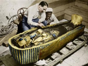howard-carter-examining-tutankhamun-sarcophagus-king-tut_52859_600x450