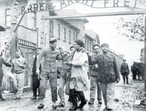 llegada-de-prisioneros-a-auschwitz