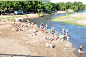 turistas-en-balneario-villa-ascasubi-2015