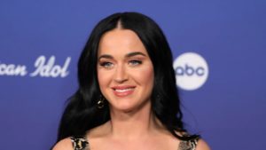 katy-perry-vuelve-vegas-celebra-tirando-pizza-publico_98