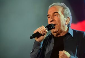 Cantante-espanol-Jose-Luis-Perales-905x613
